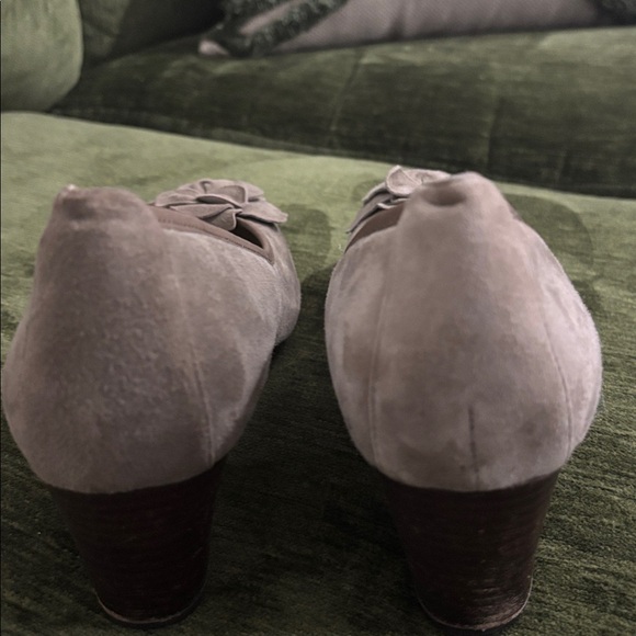 Vionic Hayes Taupe Gray
Suede Floral Wedge Pumps
Comfort Shoes Women Size 9 - Picture 8 of 16